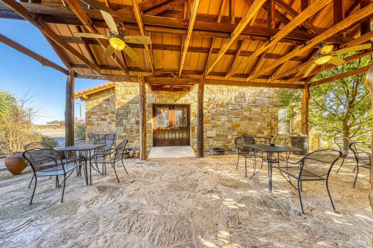 The Plum @ Mendelbaum Winery Guest Cabins Fredericksburg Exterior photo